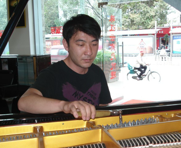 云南昆明專業(yè)鋼琴調(diào)律師李衛(wèi)波
